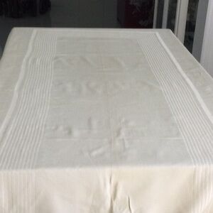 Elegant Cream Tablecloth with 12 napkins